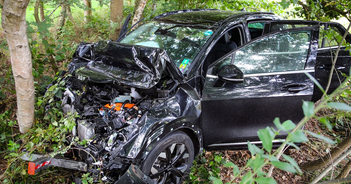 Zeer ernstig ongeluk tussen auto en vrachtwagen op A1 bij Deventer, verkeershinder duurt nog uren.
