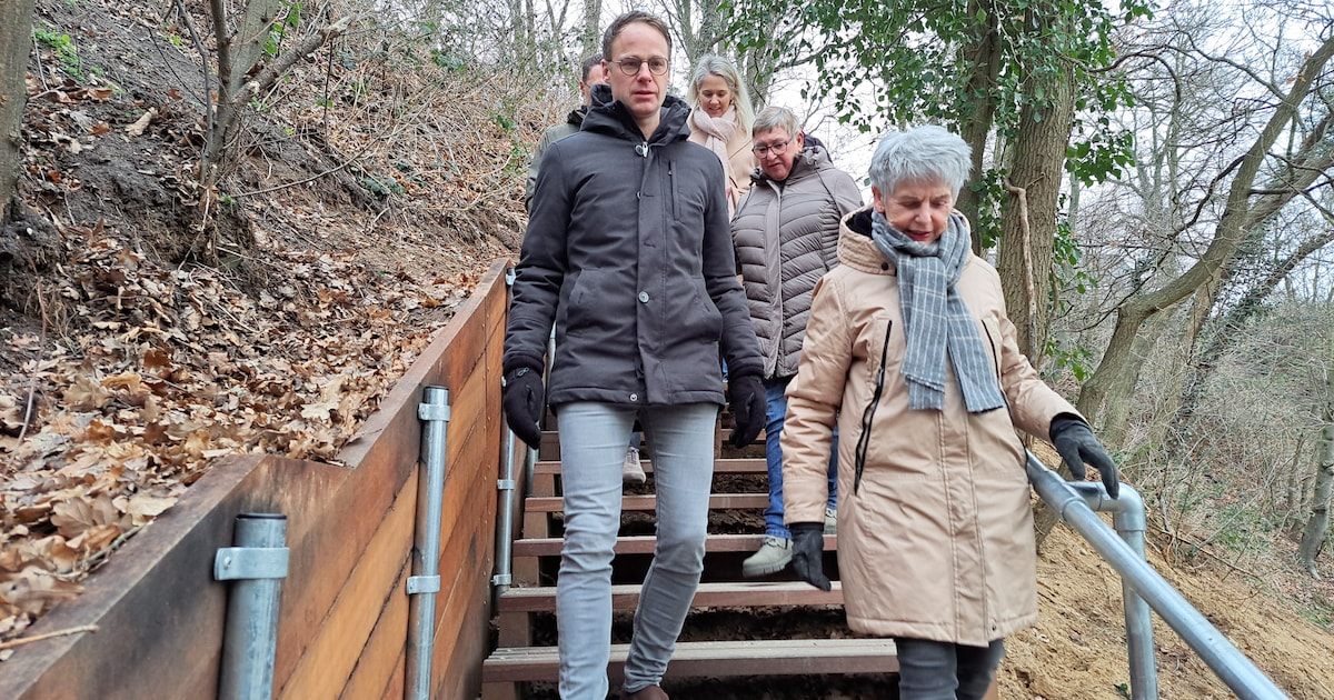 Feestelijke ingebruikname trap in Vogelenzang