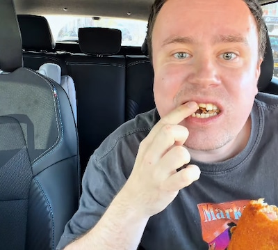 Smaaktest gaat al bij eerste hap mis: Snackspert hoort voortand in bakje vallen