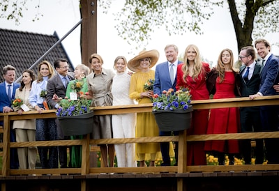 Amalia, Alexia en Ariane stelen de show op Koningsdag, tót Willem-Alexander zijn schaatsen onderbindt