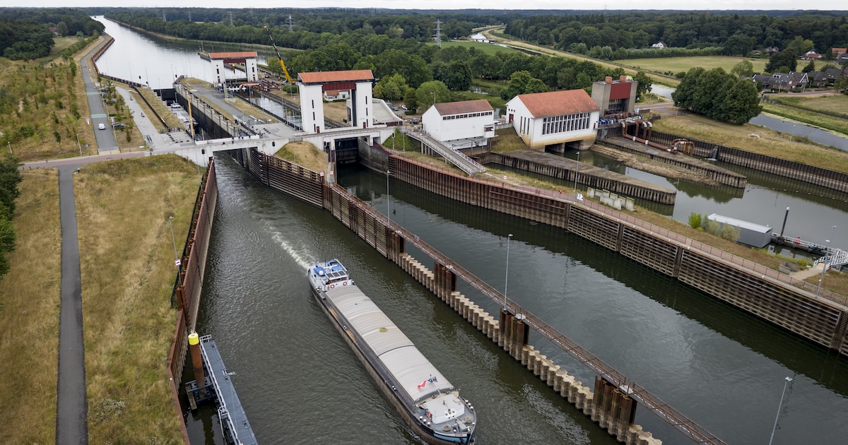 Drie schepen vol zand worden vijftig vrachtwagens: dit betekent de sluiting van het Twentekanaal