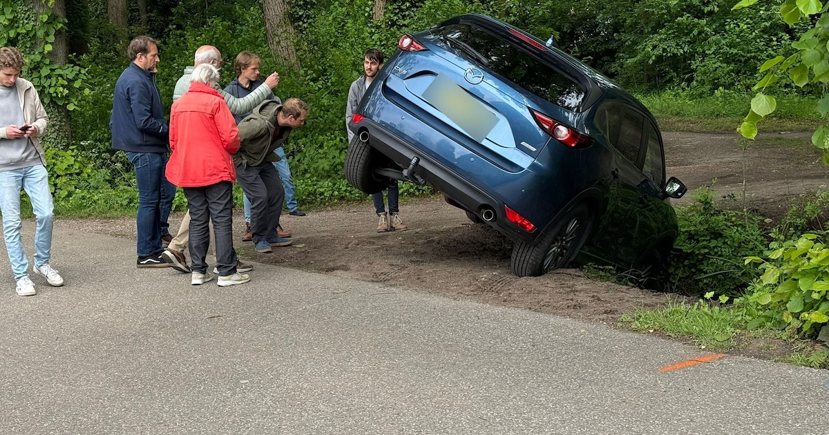 Auto rijdt met voorwiel in sloot in Wageningen