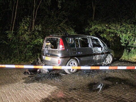 De auto brandde volledig uit.
