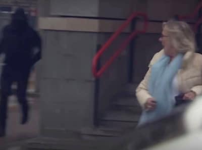 Moeder vlucht bij achtervolging auto in waar dochter op haar wacht, maar ze is te laat: ‘Alsjeblieft, niet steken’