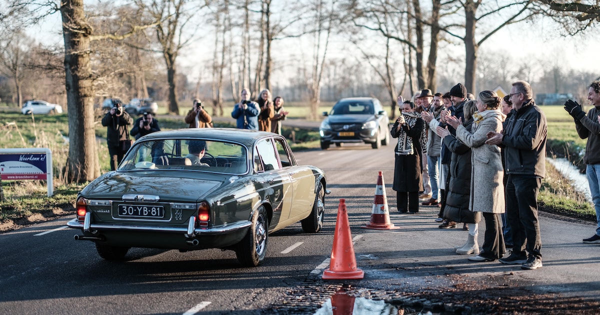 Hilariteit bij ontvangst van nieuwe burgemeester in Bronckhorst: ‘Hij komt van de verkeerde kant’