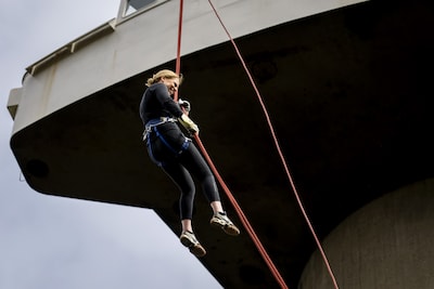 Carola Schouten abseilt van de Euromast: ‘Ik sta nog een klein beetje te shaken’