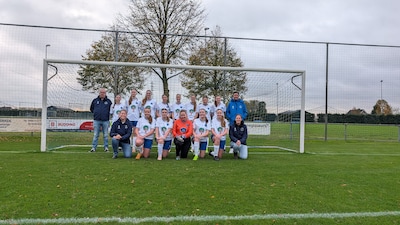 Voetbalsters Opheusden in het nieuw en brandweer Wageningen 130 jaar jong