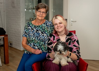 Mika (25) en haar oma Saskia (82) hebben veel meegemaakt: ‘Onze band is sinds het overlijden van mij
