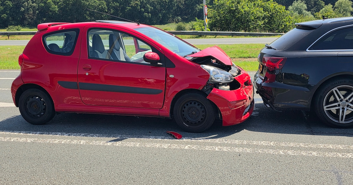 Twee auto's botsen op N225 in Heelsum