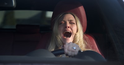 The Housemaid is een thriller vol leugens en luxe: ‘Sydney Sweeney en Amanda Seyfriend zijn een sterk duo’