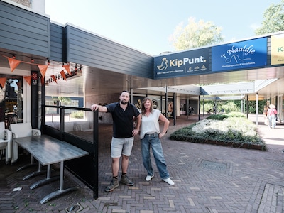 Mark kijkt vanuit zijn kroeg uit op viswinkel, nu maakt hij daar een kipzaak van: ‘Houd het liefst a