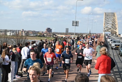LIVE Stevensloop 2026 | Tijd winnaar íets bijgesteld • Fietsers tussen de lopers