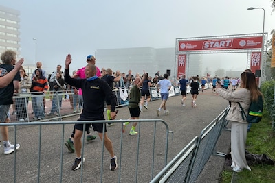 High fives en vrolijke mensen: zo zag de Singelloop Utrecht eruit