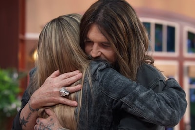 Paar jaar terug ondenkbaar: Miley Cyrus en vader Billy Ray omhelzen elkaar in Hannah Montana-special