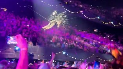 Mart Hoogkamer krijgt bierdouche over zich heen terwijl hij over publiek vliegt: ‘Nieuwjaarsduik’