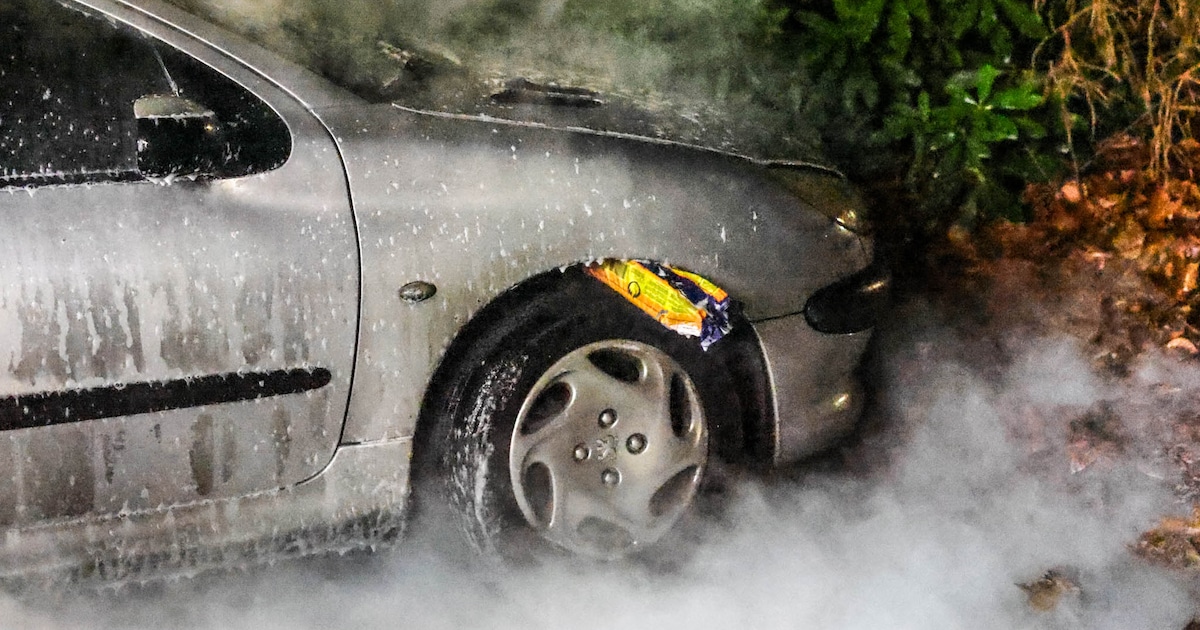 Auto in brand op parkeerplaats aan de Utrechtseweg in Amersfoort, aanmaakblok onder wielkast gevonde