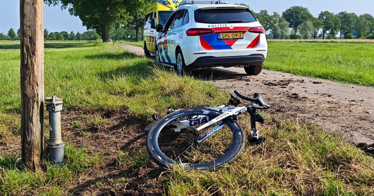 Wielrenster maakt onverwachts een smak op Achterhoeks boerenerf: ‘Draad over de weg voor overstekend