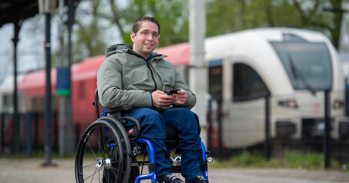 Karst reist graag met de trein maar als de lift op het station wéér ...
