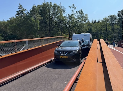 Auto met caravan rijdt zich vast op nieuwe spoorbrug en blokkeert ander verkeer
