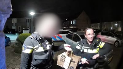 Priscilla (24) zit te wachten op haar pasta, dan staat de politie opeens voor de deur: ‘Word ik opgepakt?’