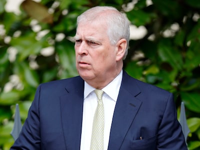Nieuw boek legt geheimen prins Andrew bloot: fraude, orgies en affaires
