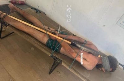 Israëlische soldaat deelt foto van Palestijnse gevangene vastgebonden aan metalen staaf: ‘Een oorlogsmisdaad’