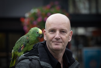 Erik en Chico trekken veel bekijks: ‘Andere mensen nemen hun hond mee, ik mijn papegaai’