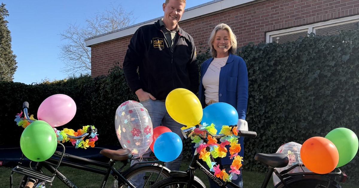 Tweeling in Aalten verrast met nieuwe fietsen