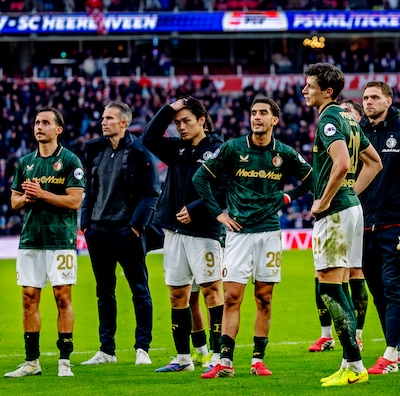 Tientallen Feyenoord-fans wachten spelersbus op na nederlaag bij PSV, maar die komt niet