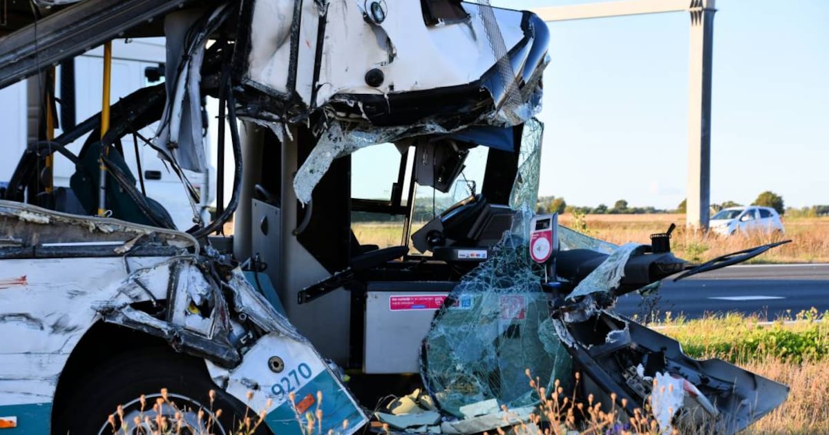 Ravage na ongeval op N62 in Zeeland: 22 gewonden, kerk verandert in noodhulppost.