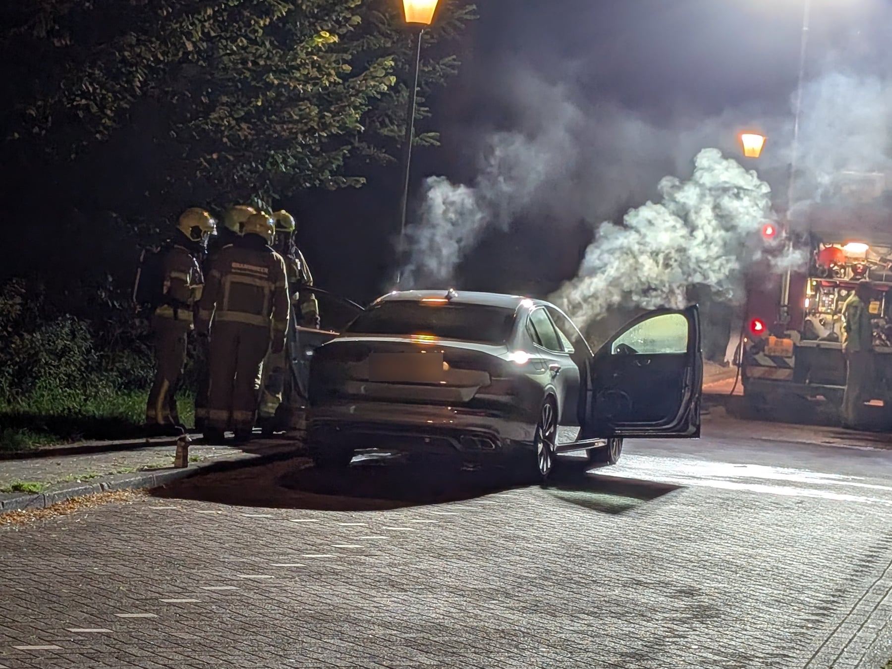 Auto fors beschadigd door brand in Doetinchem