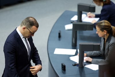 CDU-fractielei­der Jens Spahn treedt terug nadat hij, als tegenstander van draagmoeders, kind kreeg via draagmoeder
