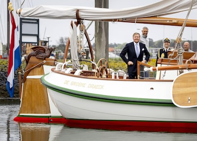 Koning Willem-Alexander vaart met oude dienstmaten op Groene Draeck