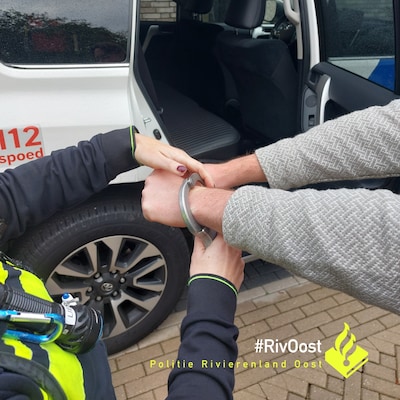 Agenten slaan een nepagent in de boeien na diefstal van sieraden en een flink geldbedrag