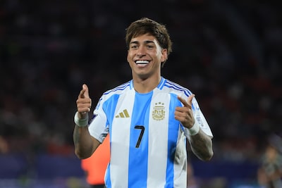 Ajax wil Argentijnse jeugdinternational als nieuwe rechtsbuiten, al strijden meer clubs om zijn krabbel