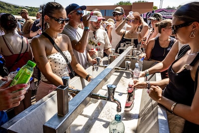 Van koude douches tot verkoelende sponzen: deze maatregelen treffen festivals vanwege de extreme hitte