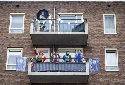 Loopgroepen maken er een show van in kletsnatte Maas en Waal Reut