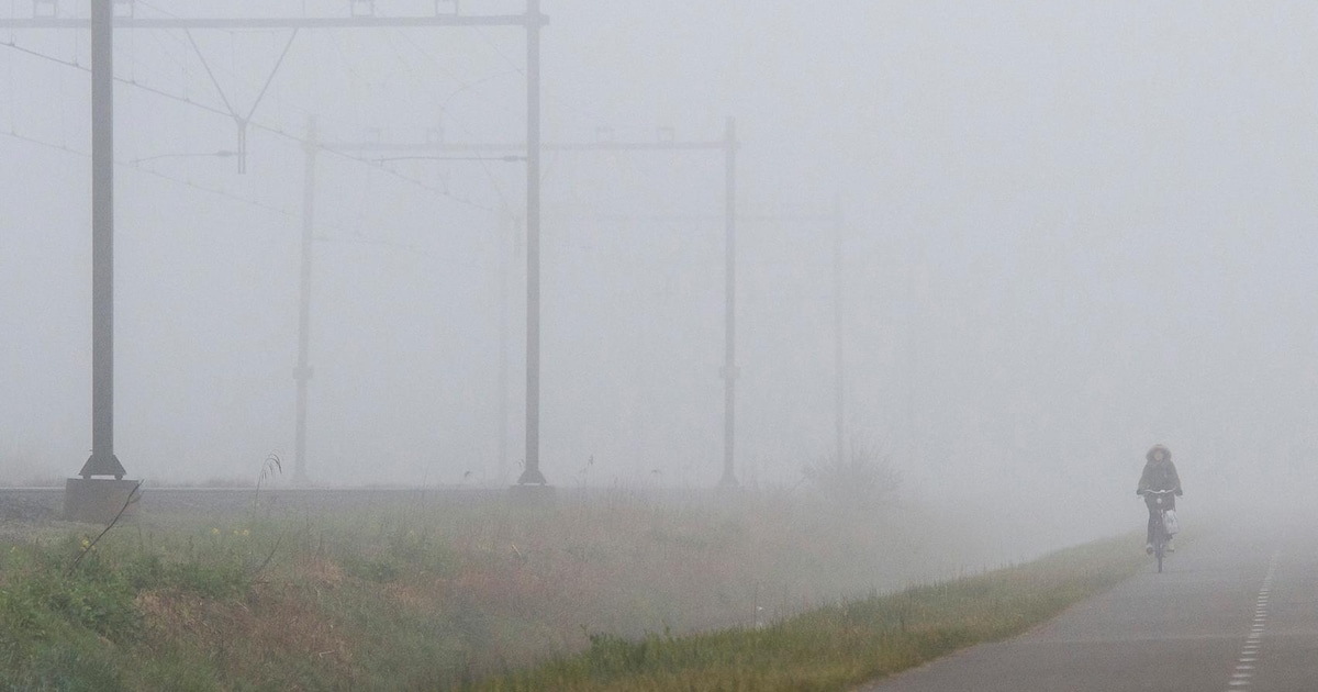 Zon en lokaal nevel of mist in Aalten in de ochtend