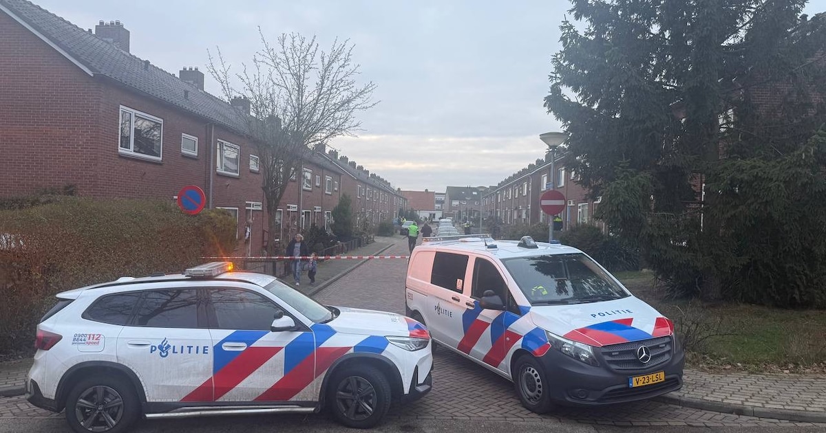 Politie vindt wapens en mogelijk explosief materiaal in ’s-Heerenberg: vijftien huizen direct ontrui