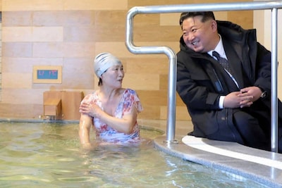 Opvallende beelden: Kim Jong-un kijkt toe hoe mensen in grootste spa van het land zwemmen