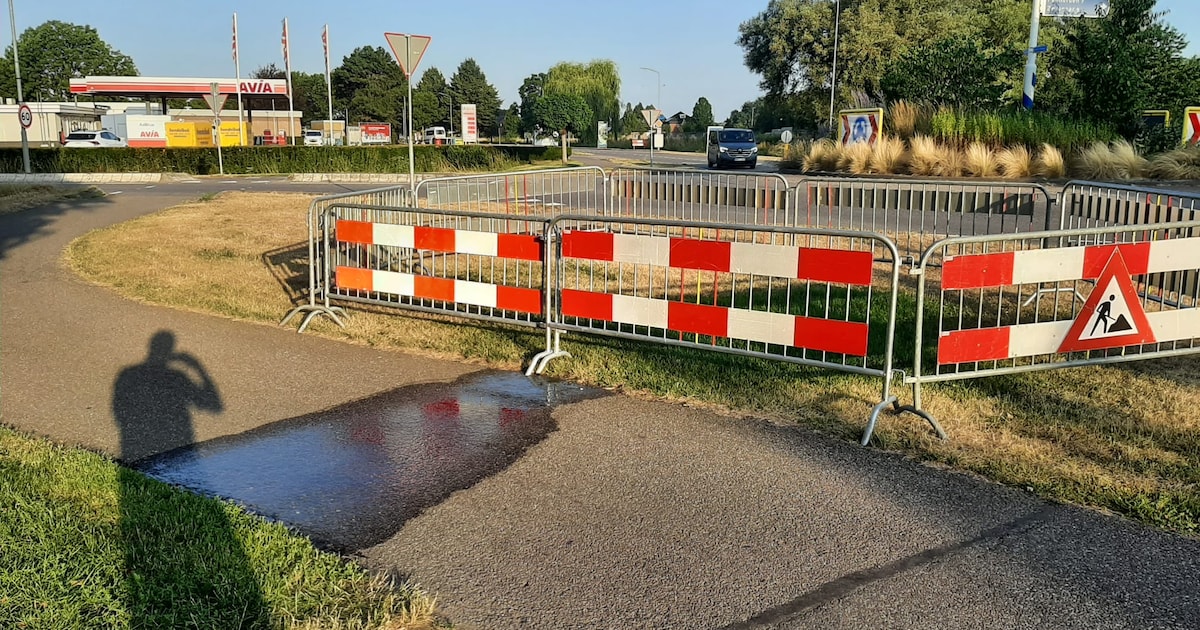 Hierom staan er ineens hekken bij een rotonde (en nee, niet om het laatste stukje groene gras te bes