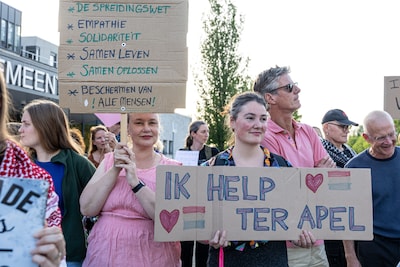 Geert Wilders spreekt bij protest tegen azc in Uithoorn, voorstanders belaagd met eieren