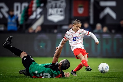 12.000 NEC-fans geloven hun ogen niet bij jubileumwedstrijd: wat doet die jeugdspeler ineens tussen 