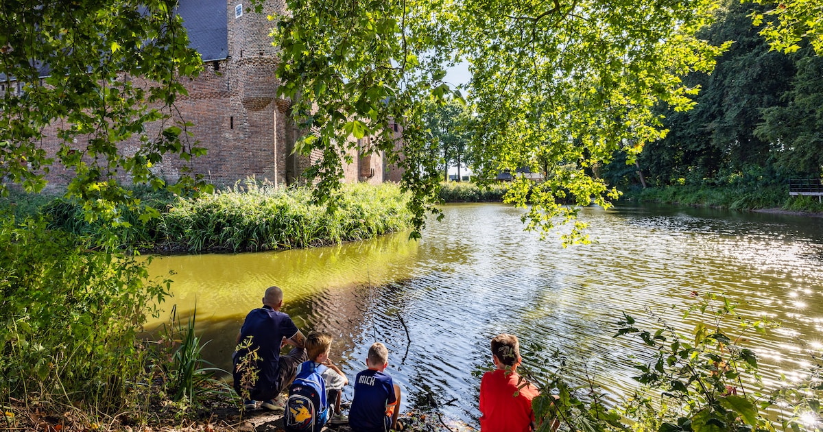 Boswachter neemt kinderen mee rond kasteel Hernen