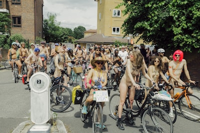 Londenaars gruwelen na blote fietstocht door de stad: ‘Dat doe je toch niet op een deelfiets?’