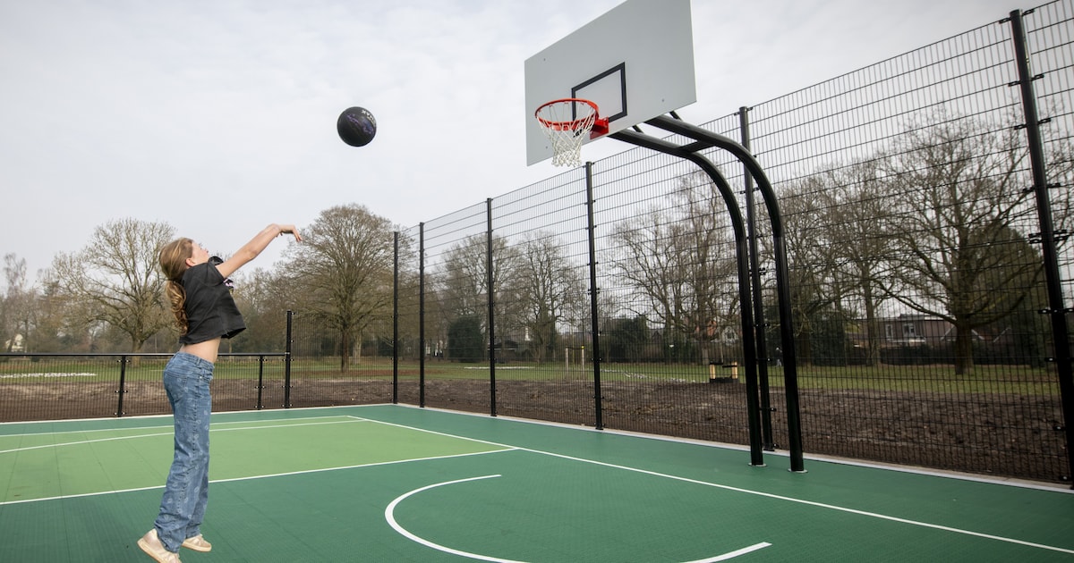 Gemeente Overbetuwe opent nieuw basketbalveld in Elst