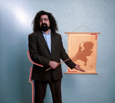 Hermes Ahmadi speelt theatershow 'U bevindt zich hier' in TorenlaanTheater in Zeist