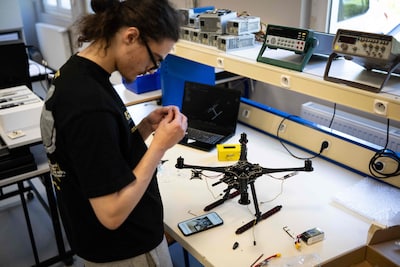 Franse scholieren krijgen drone-les, met hulp van leger: ‘Zo leren we ze helemaal zelf bouwen’