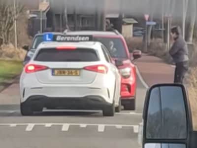 Auto’s met neuzen tegen elkaar: wie laat de ander door? Filmpje over verkeerssituatie in Dinxperlo g