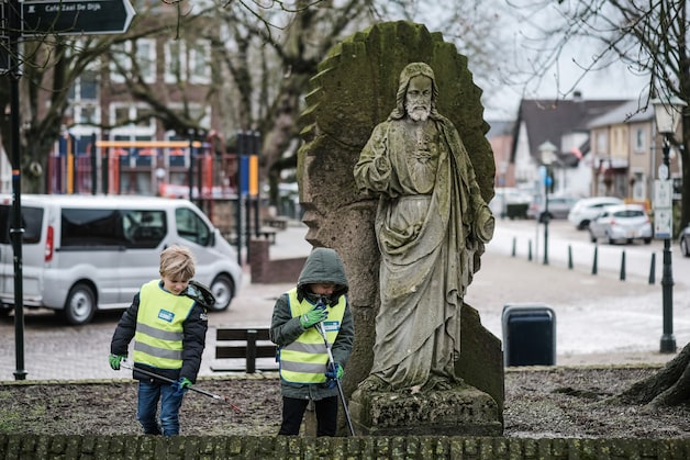 Leerlingen van 't Scathe in Pannerden ‘zingend’ het zwerfvuil te lijf ...